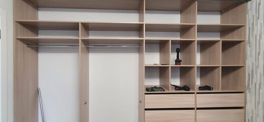 optimizatsiya prostranstva s pomoschyu vstroennyh shkafov